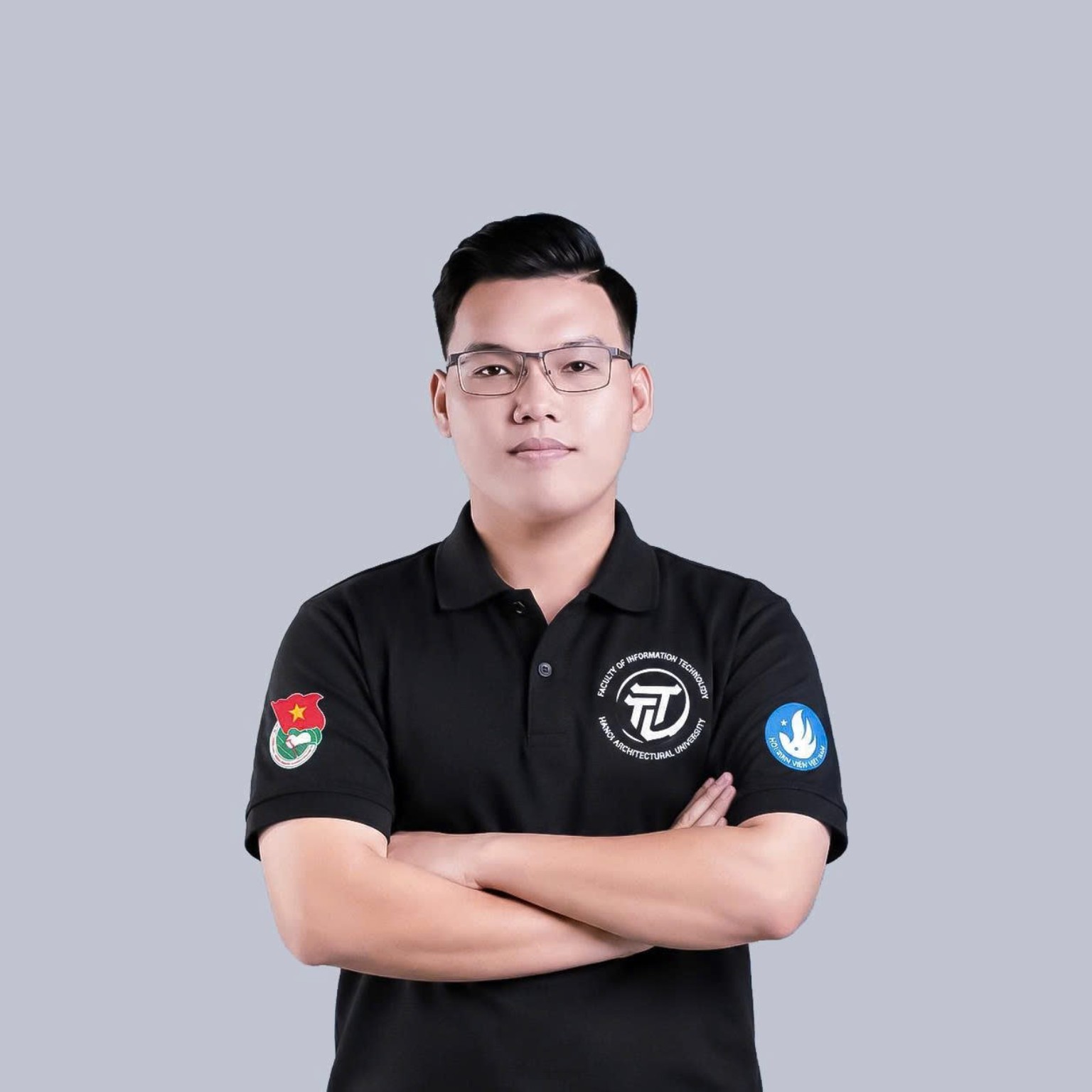 Ảnh chân dung Nguyễn Duy Hiệp mặc áo Khoa Công nghệ thông tin HAU